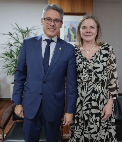 Senador Alessandro se reúne com ministra Gleisi Hoffmann para pedir priorização de obras do Novo PAC na saúde em Sergipe