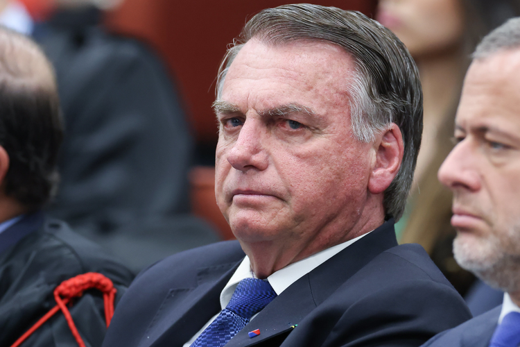 PF quer ouvir Bolsonaro sobre ligação a Mourão antes de depoimento