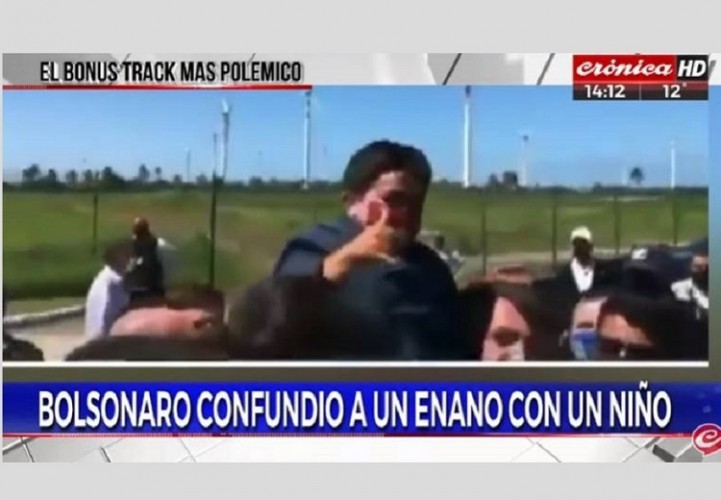 Vídeo de Bolsonaro levantando anão vai parar em TV argentina