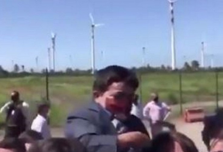 Bolsonaro confunde anão com criança ao carregar no colo em Sergipe