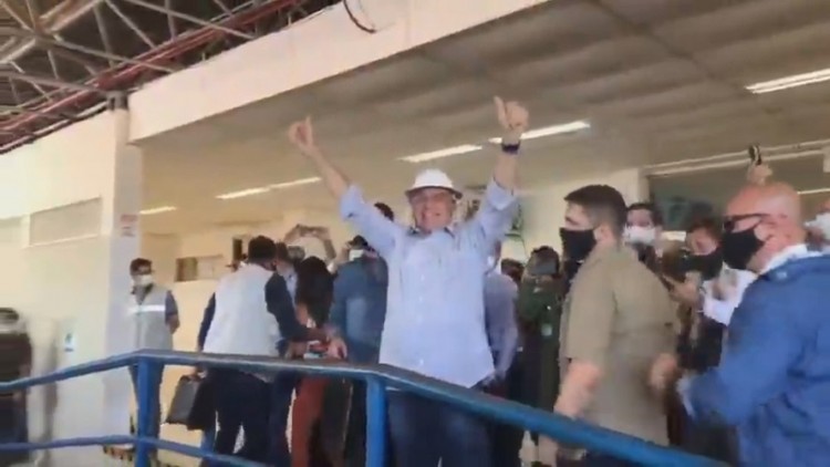 Gloriense entrega chapéu de couro ao presidente Bolsonaro
