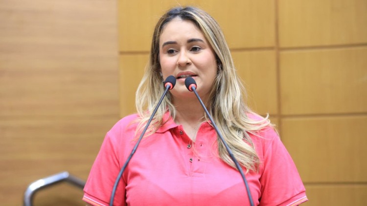 Coautora de projeto que proíbe fogos estampidos, Kitty Lima mantém compromisso ao não soltá-los durante carreatas