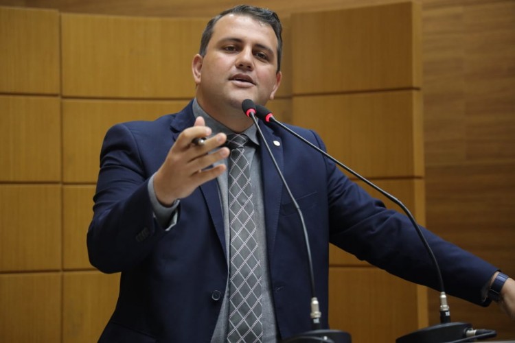 Marcos Oliveira cobra devolução de 14% descontados dos servidores estaduais