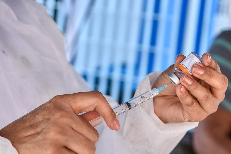 OUTUBRO? Onze estados esperam vacinar todos os adultos antes do fim do ano