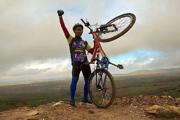 Ciclista faz fotos da chegada do período chuvoso na Serra de Queimadas