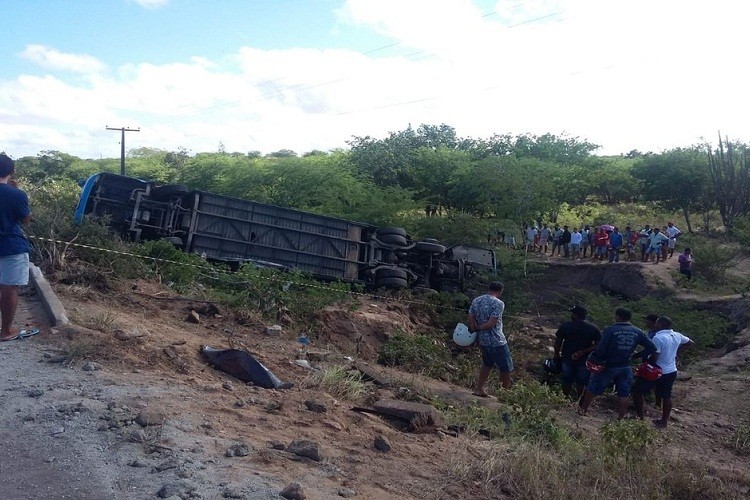 Acidente com ônibus de turismo deixa duas pessoas mortas e muitas feridas