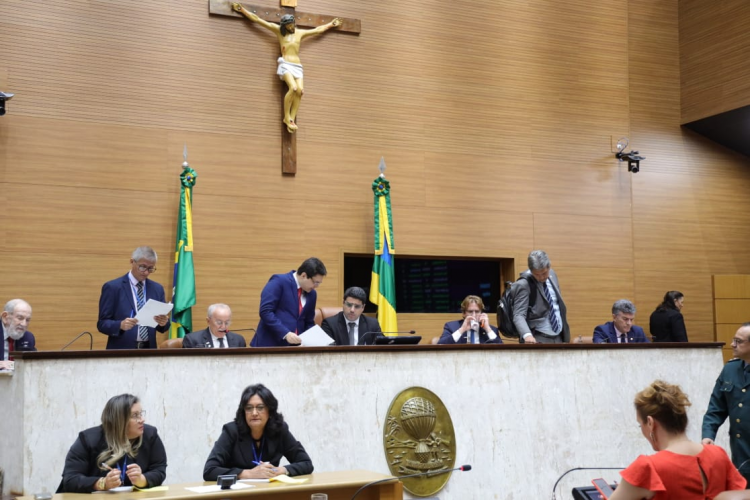 Projetos que reajustam salários de servidores são recebidos pela Alese