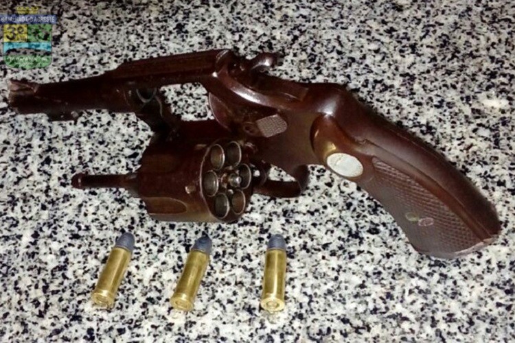 Menores são apreendidos com arma de fogo e moto roubada na BR-235