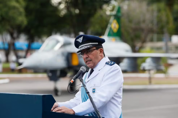 Bolsonaro sabia e participou de reunião com plano golpista, diz ex-comandante da FAB