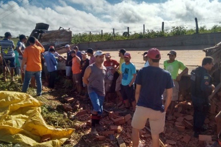 Uma pessoa morre e duas ficam feridas em acidente com caminhão na Rota do Sertão