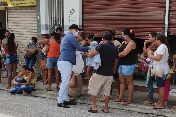 Marcos Oliveira distribui máscaras no comércio de Itabaiana