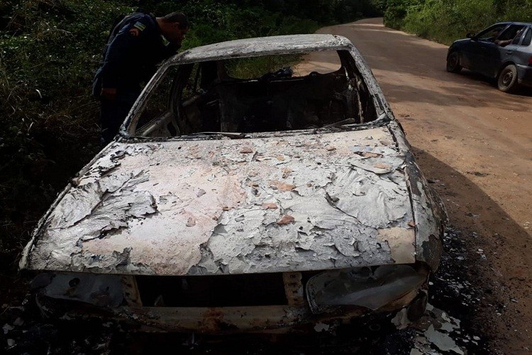 Corpos carbonizados são encontrados dentro de carro abandonado