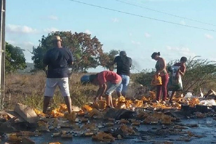 Carreta derruba latas de cerveja e população saqueia carga, na Rota do Sertão