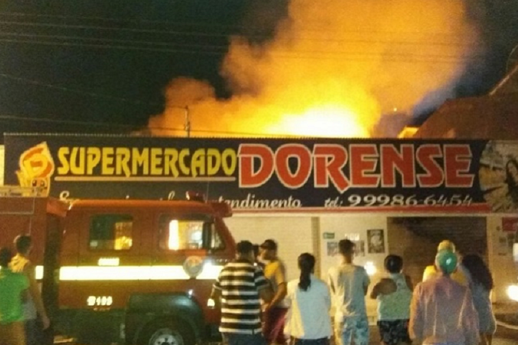 Bombeiros combatem incêndio em supermercado de Aquidabã