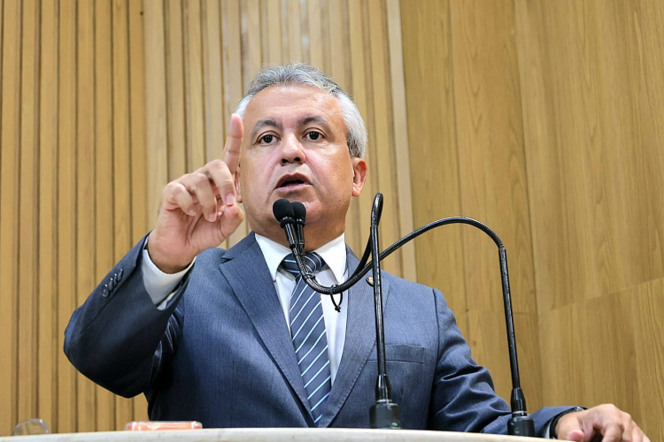 Elber destaca últimas notícias sobre irregularidade na compra dos ônibus elétricos e anuncia impugnação de novo edital