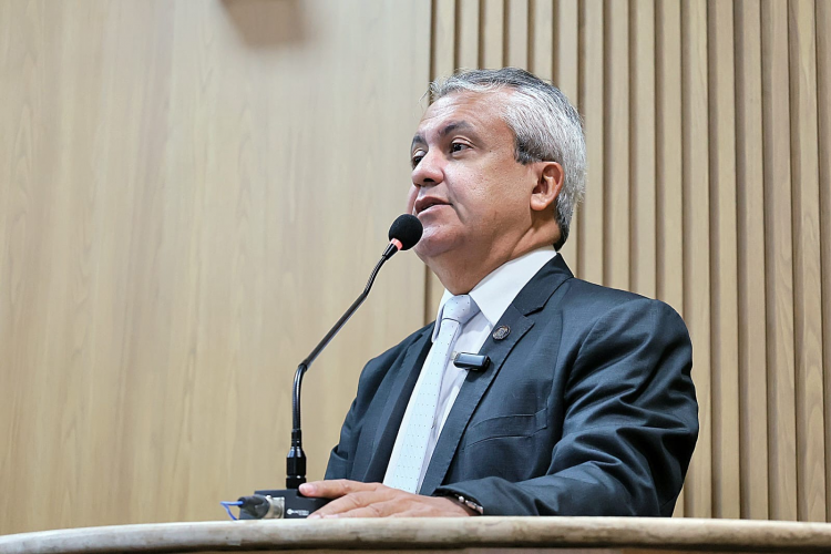 Elber parabeniza categoria pelo Dia do Jornalista