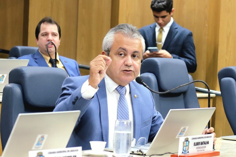 Elber critica demora de até oito meses para consultas com especialistas na saúde municipal