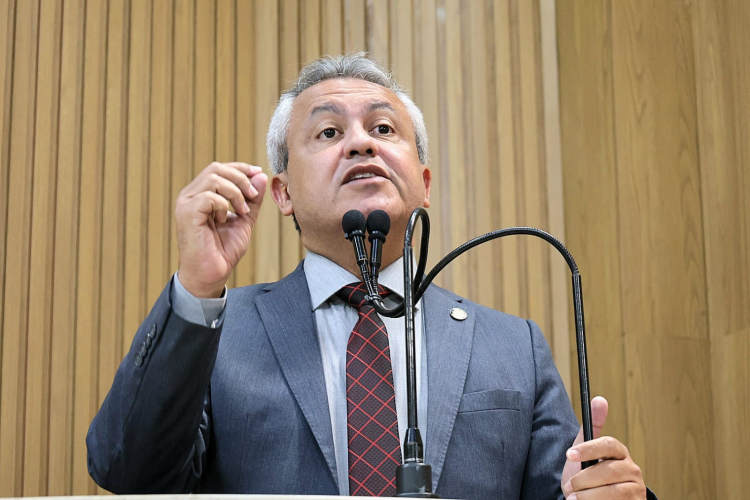 “O barco começa a fazer água e os primeiros recrutas começam a abandoná-lo”, declara Elber sobre a gestão Emília Corrêa