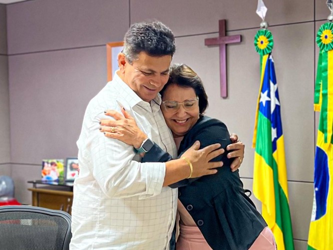 Desesperado, Valmir força reaproximação constrangedora com Emilia