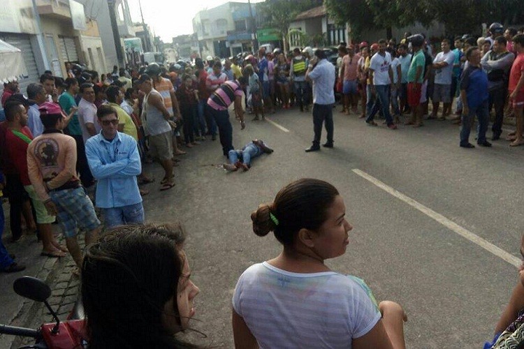 Homens armados roubam loja de celular e trocam tiros com a polícia no centro em Glória