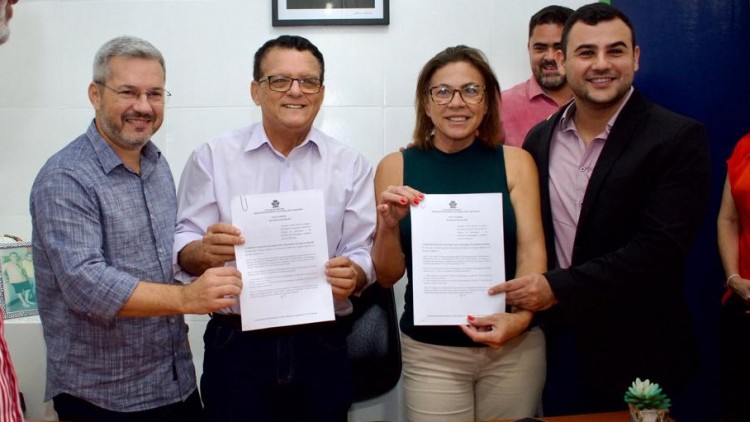 Prefeito Alberto Macedo sanciona lei que garante piso salarial da enfermagem na Barra
