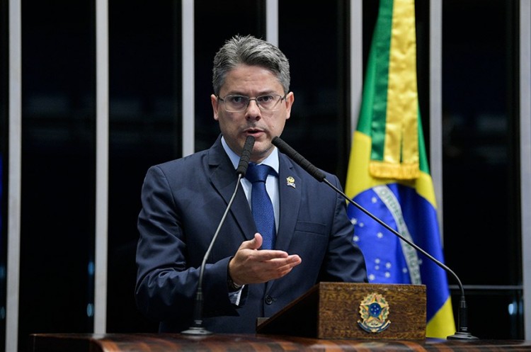 Alessandro Vieira convoca Presidente da Petrobras para dar explicações sobre nova política de preços