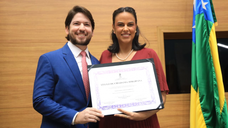 Secretária Sarah Tarsila recebe Título de Cidadã Sergipana