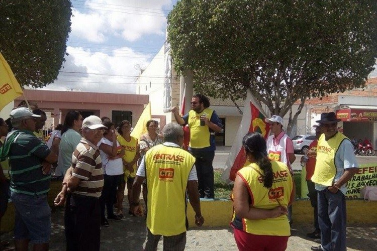 Com salário base de R$ 636, servidores fazem manifestação em Aparecida (SE)