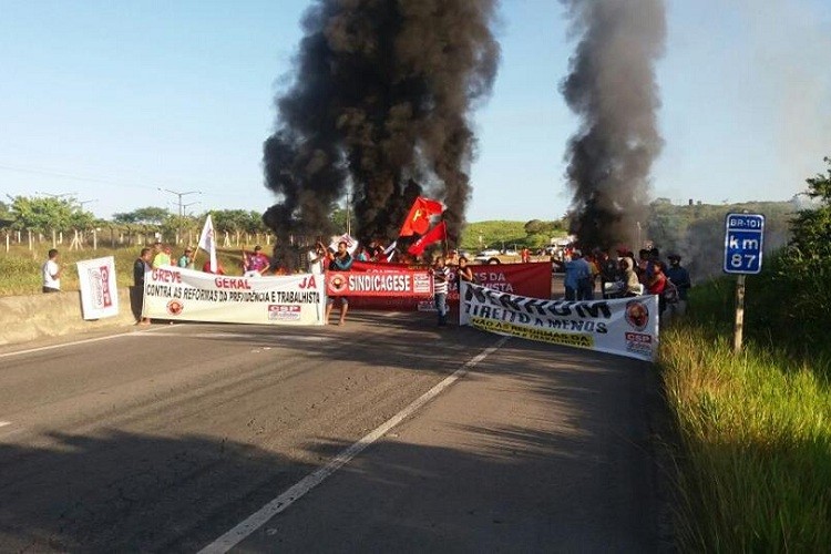 ‘Dia Nacional de Paralisação’: manifestantes interditam dois pontos da BR-101 em Sergipe