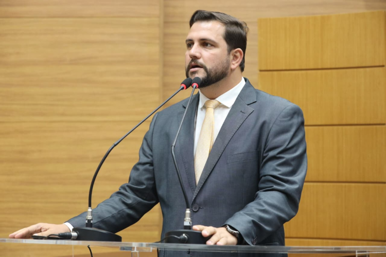 Marcos Oliveira aborda violência contra mulheres, greve do magistério e abastecimento de água