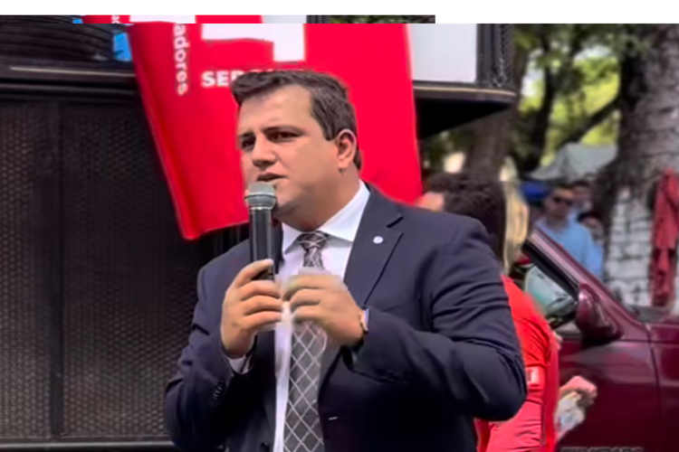 Marcos Oliveira participa de manifestação em defesa da Deso