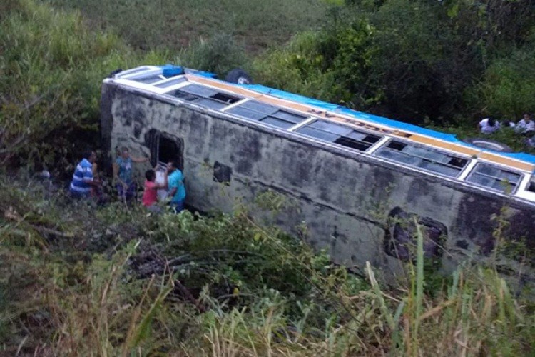 Ônibus com dezenas de idosos sofre acidente em Riachão do Dantas