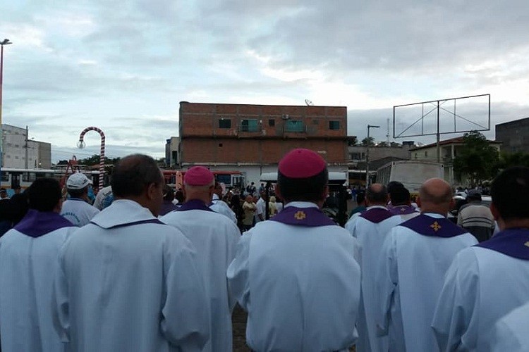 Fiéis se despedem do Pe. João em Nossa Senhora da Glória