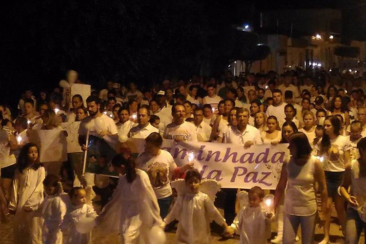 Clamando por paz, ribeiropolenses vão às ruas na noite de natal