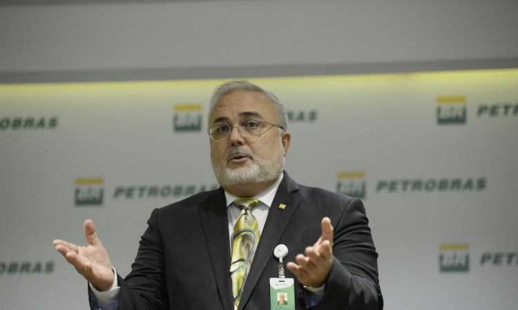 Presidente da Petrobras diz que pode reduzir preço da gasolina