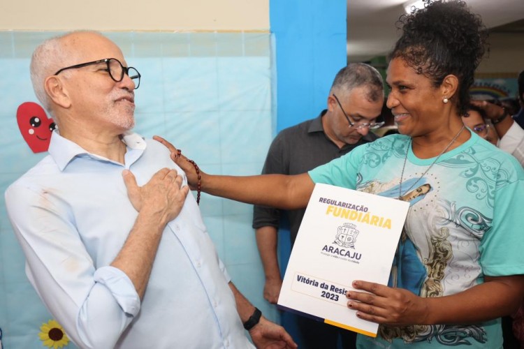 Edvaldo entrega 410 escrituras aos moradores do Vitória da Resistência