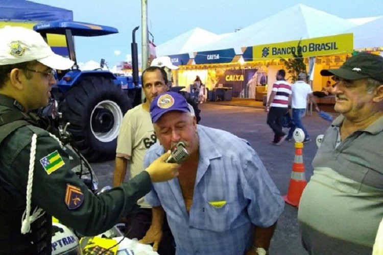 Polícia Militar demonstra o uso do bafômetro na ‘Feira do Caminhão’ em Itabaiana