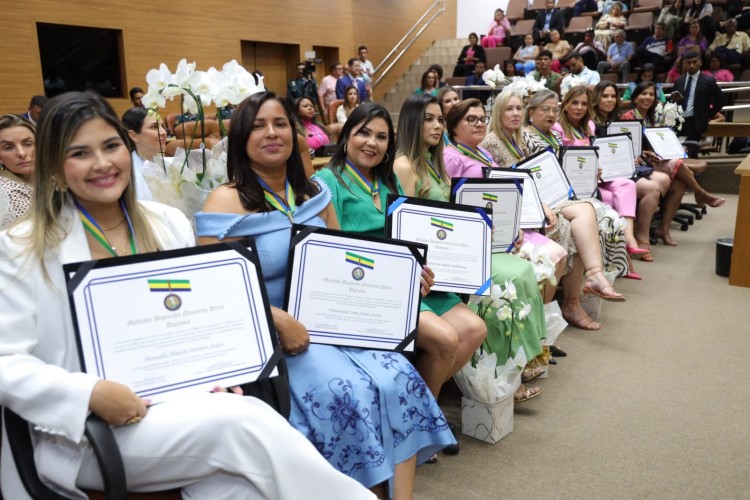 Dia da Mulher é lembrado na ALESE com entrega de medalhas a prefeitas