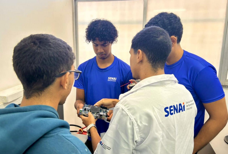 Prefeitura de Aracaju e SENAI promovem aulas práticas de suporte técnico em tecnologia da informação