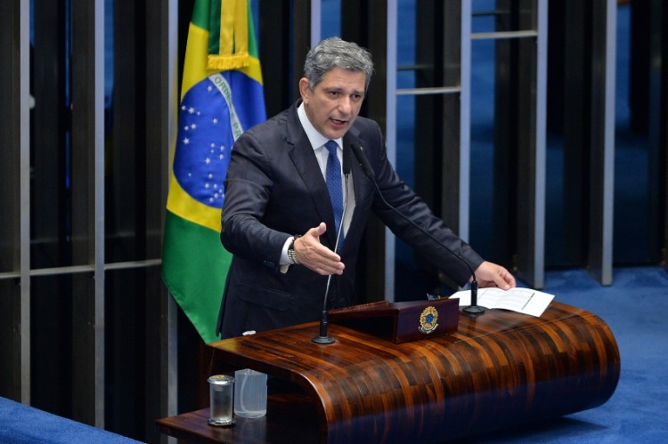 Rogério Carvalho defende igualdade salarial entre homens e mulheres no Senado Federal