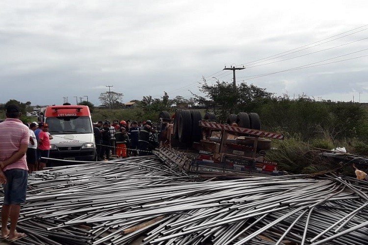 Caminhão capota na Rota do Sertão em Nossa Senhora Aparecida