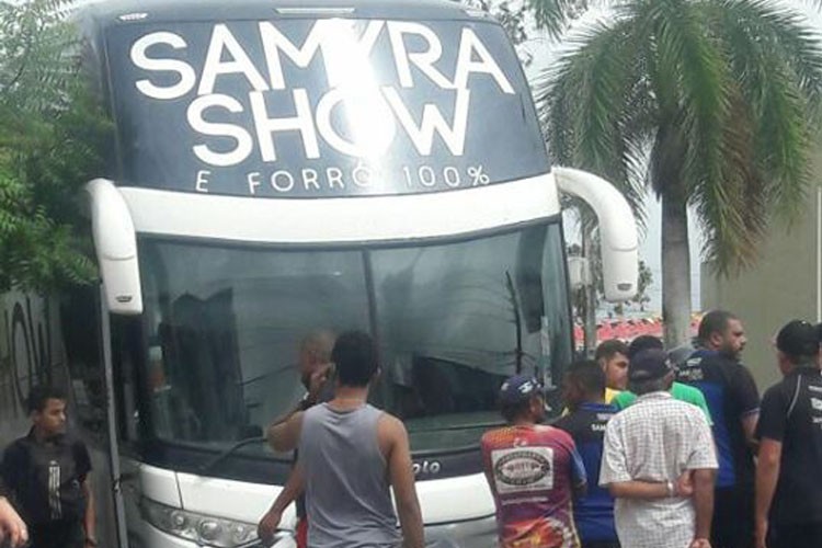 Ônibus de Samyra Show é multado por estacionar em local proibido em Itabaiana