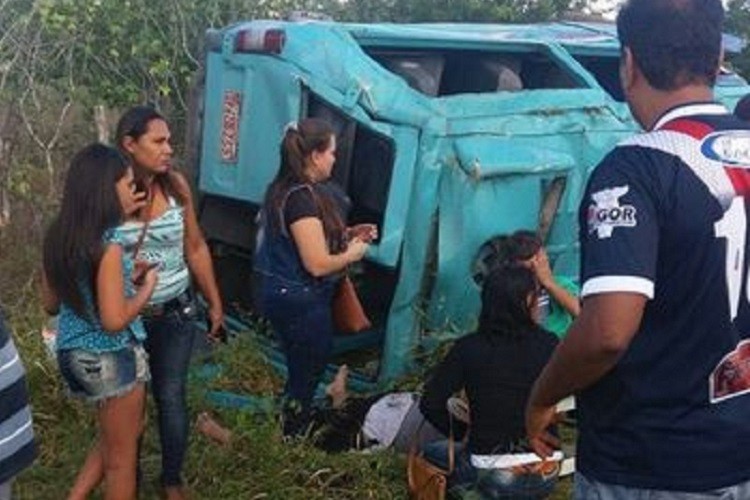 Pneu de van estoura e oito pessoas ficam feridas em Canindé