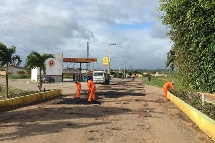 Governo realiza operação tapa buraco na rodovia de São Miguel do Aleixo