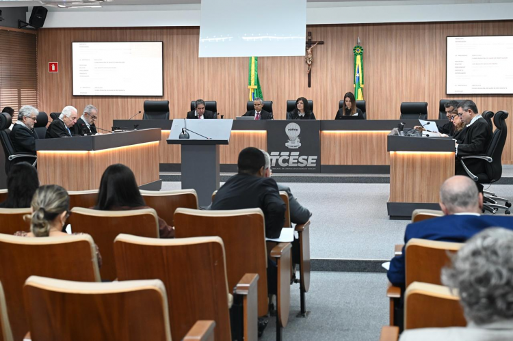 Conselheiros analisam prestações de contas, denúncias e licitações em sessão do Pleno