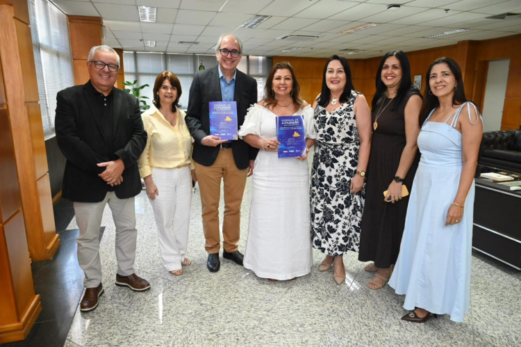 Servidores do TCE entregam à presidente manual técnico sobre uso do IEGM na gestão educacional