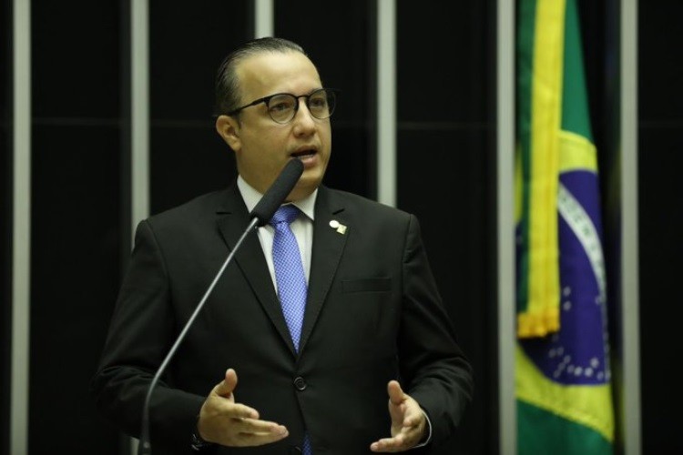Valadares Filho informa que sairá do PSB e expõe discordância