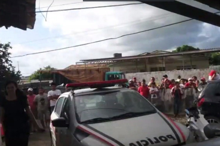 Vídeo: população revoltada, espera homem acusado de estupro na delegacia em Ribeirópolis