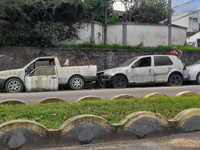 Vereador Artur cobra remoção de veículos abandonados da delegacia de Estância