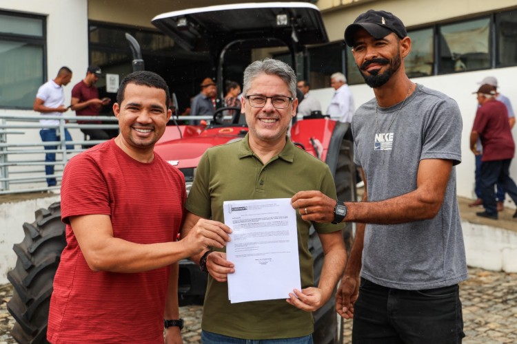 Senador Alessandro entrega 72 equipamentos para fortalecer produção rural e beneficiar 19 entidades sergipanas